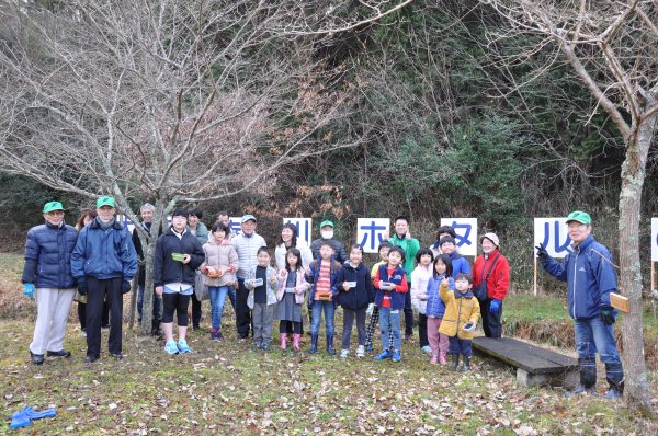 大安寺川でカワニナ放流