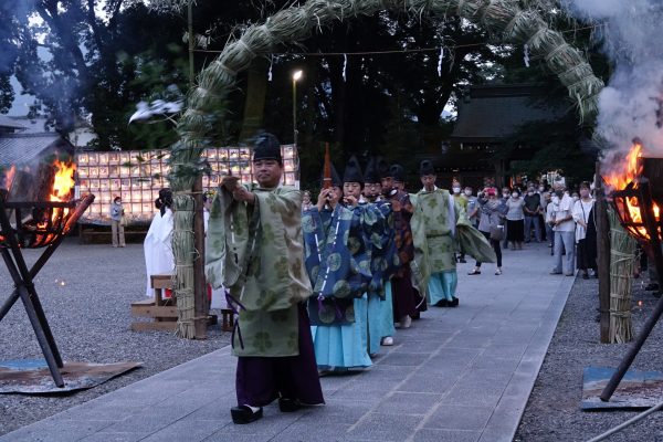 ちの輪くぐりで無病息災願う