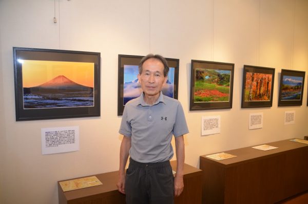 山の鮮やかな風景を写真作品に