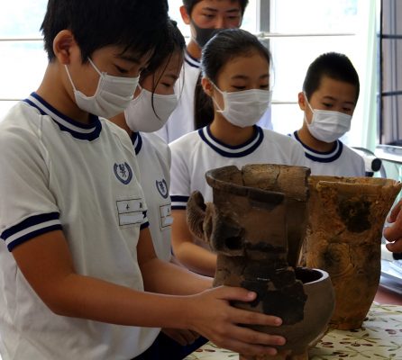 石器や土器に触れ、縄文時代の暮らし考える