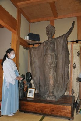 御井神社に木造女神立像 高さ２㍍４６㌢