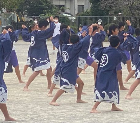 力を合わせて集団美を披露