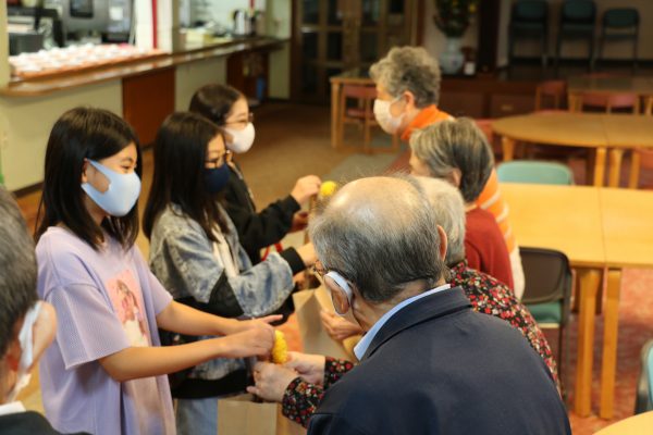 子どもたちが高齢者へ手作りのプレゼント