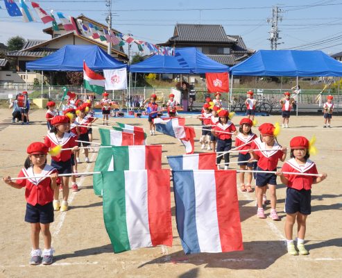 開催喜び　晴れ姿にカメラ向ける