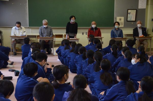 中学生が狂俳を学ぶ　藍川東中学校で藍水社が狂俳の授業