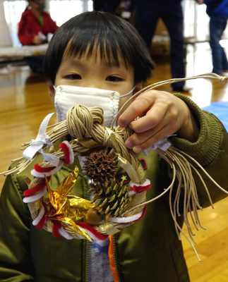 親子で力合わせ 楽しくしめ縄作り！