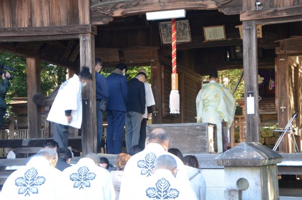 『願いを届ける新しい鈴の音』 諏訪神社に新しい鈴と鈴緒を奉納