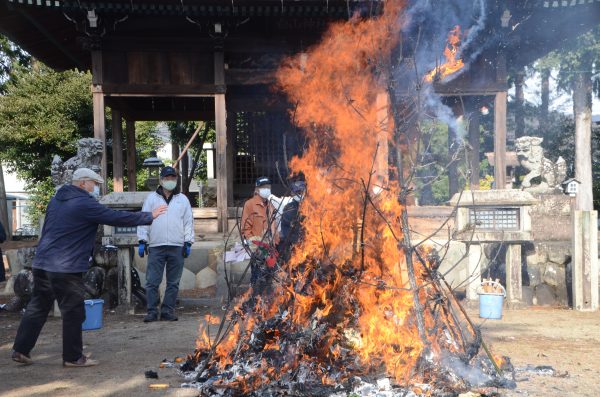 市内の各神社で左義長