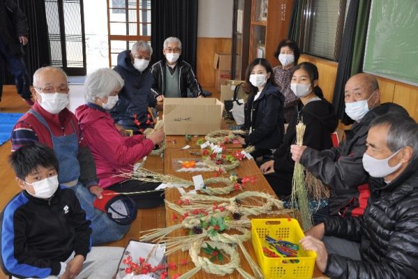 ３世代でしめ縄作り 笠田公民館に約６０人