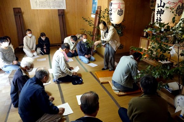 遠い親戚だった！ ルーツ探しの家族も      山県市美山で明智光秀公供養祭