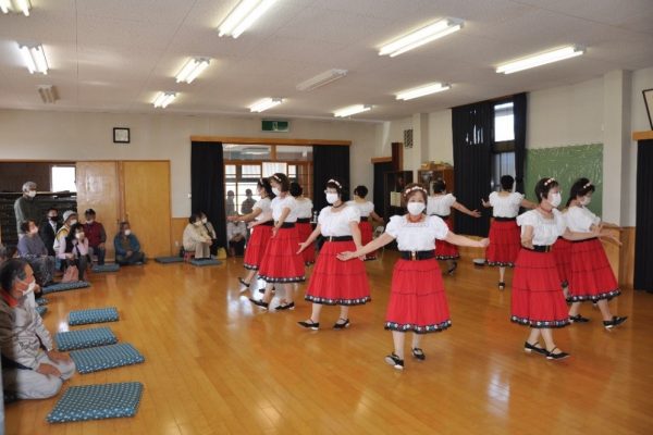 華やかフォークダンスに拍手喝采  川島笠田町