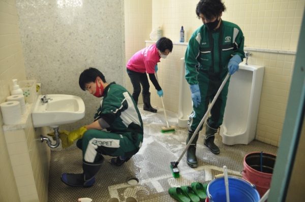 岐阜トヨペット全社員が小学校などで奉仕作業