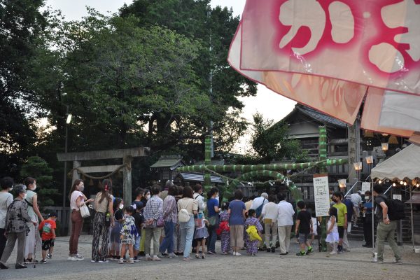 村国真墨田神社夏祭りに２００人　茅の輪くぐり疫病退散祈る