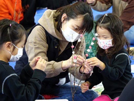 家族で花もちづくり楽しむ　岐阜・岩野田北小学校体育館