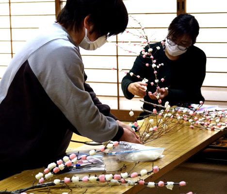 花もち作り講座　２年ぶりに山県・富波公民館で開く