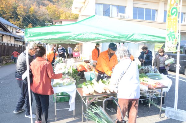 新鮮な野菜を地元の人たちへ ＪＡぎふ日野支店で「ひの朝市収穫祭」