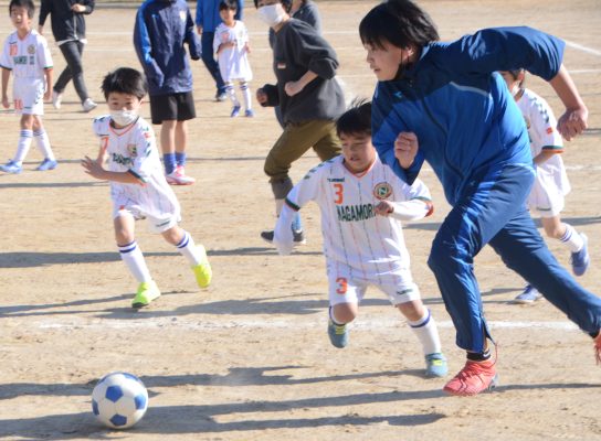 親子でサッカーを楽しむファミリーサッカー大会開催