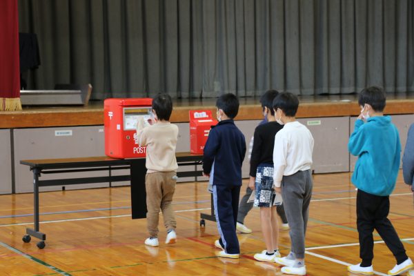 長森北小児童が感謝をこめて年賀状投函