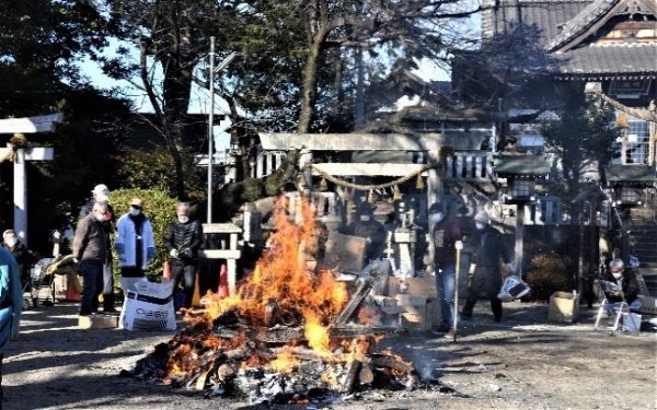 真墨田神社左義長に約１００人