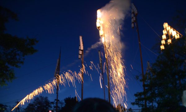 伝統承継の御神燈点火と手筒花火