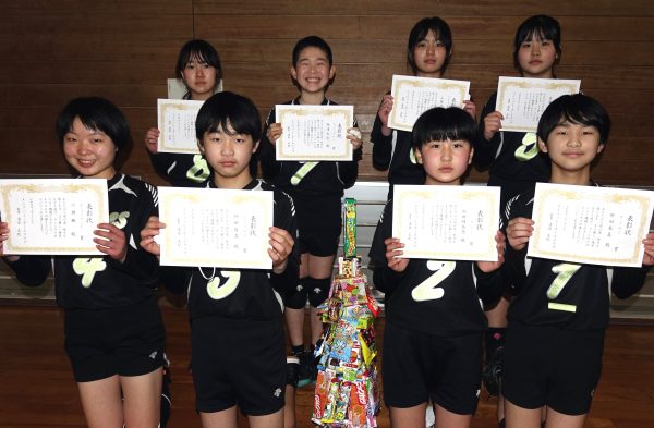 最後の思い出に　山県でバレーボールの小学生お別れ交流会！