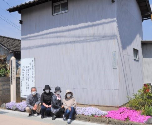 六軒町の旧中山道一里塚彩る芝桜