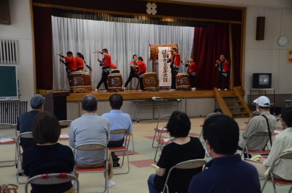 懸命な演奏にあたたかい拍手　ふれあい粋生サロンで岐阜きらめき太鼓披露