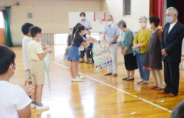 おじいちゃん、おばあちゃん、いつもありがとう 『小学生からの敬老メッセージが高齢者へ届く』