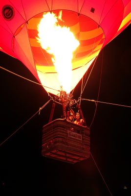 熱気球に乗ってフワフワ！！　岐阜・長良西小で体験イベント