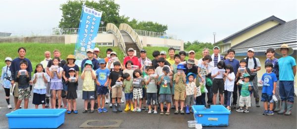 自然共生研究センターの実験河川でお魚観察会