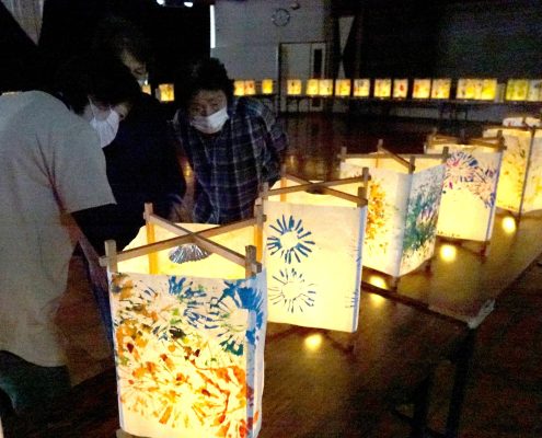 園児らの川祭りの灯ろうを室内展示！！　山県・美山