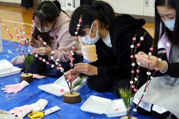 家族で「花もちづくり」楽しむ！！　岐阜市・岩野田北