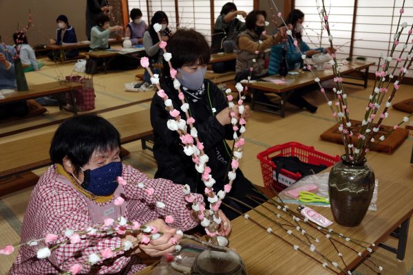 盛況！！　花もち作り講座開く　山県・富波公民館