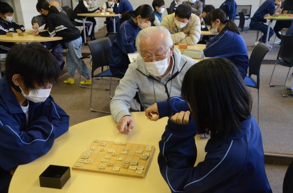 地域の大人と子どもたちが共に学び遊ぶ「ふれあい活動」