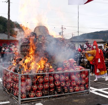 祈願成就の「だるま」に感謝し供養！！　岐阜・大龍寺