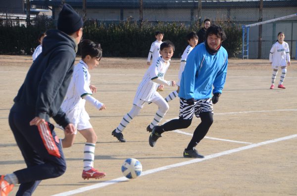 親子でサッカーを楽しむファミリーサッカー大会開催