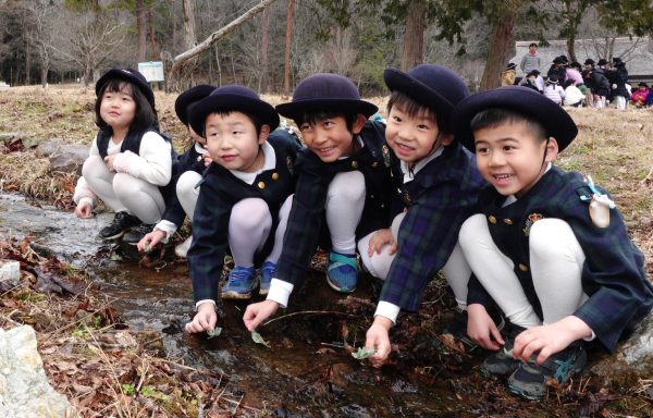 お別れ遠足で流しびな　かかみがはら幼稚園の年長さん