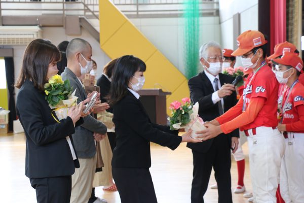 感謝の気持ちを花に込めて 　スポーツ少年団で卒団式