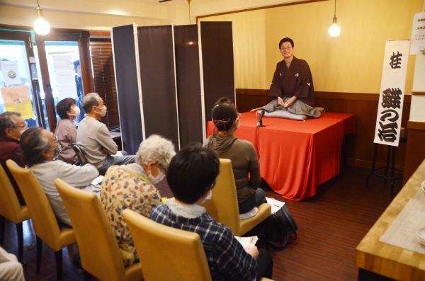 喫茶店で大笑いの落語会