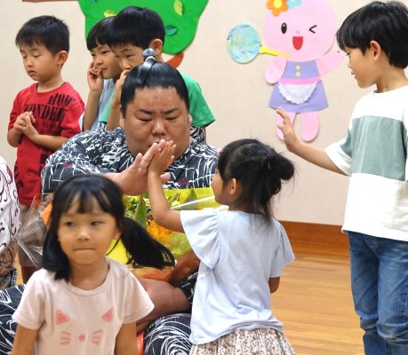 お相撲さんと交流会！！　山県の保育園