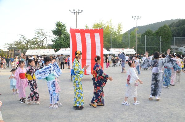 遊んで踊って夏の思い出を