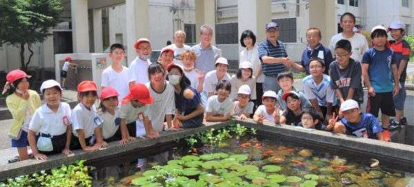 6月号の記事見て蘇二小に金魚寄贈　岐阜市の河﨑さん