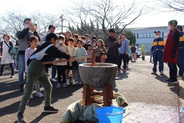 児童ら、餅つき体験としめ縄作り楽しむ