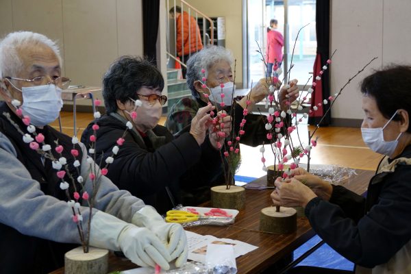 親子ら「花もち」作り！  岐阜・岩野田北