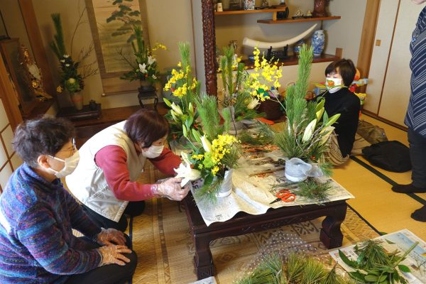 華やかな彩りでお正月を！！　岐阜で「飾り花作り」