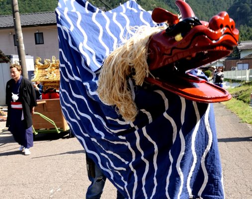 獅子神楽とからくり人形舞に拍手！！　山県・柿野祭り