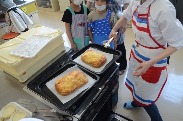 手作り焼きたてパンに子どもたちは大喜び！！ 東青少年会館の親子パン教室