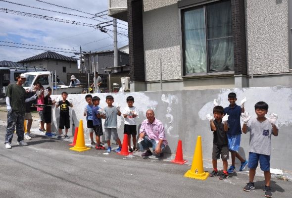 小学生が麻漆喰の塗り壁体験