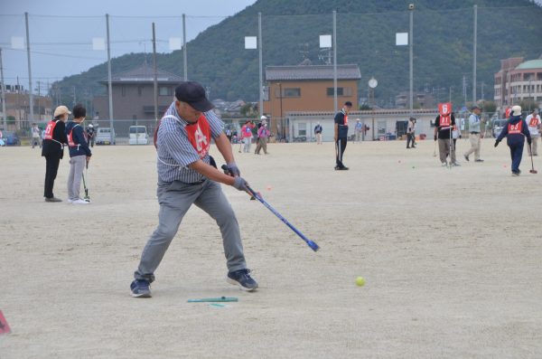 ボールの行方に一喜一憂　東部地区グラウンド・ゴルフ大会