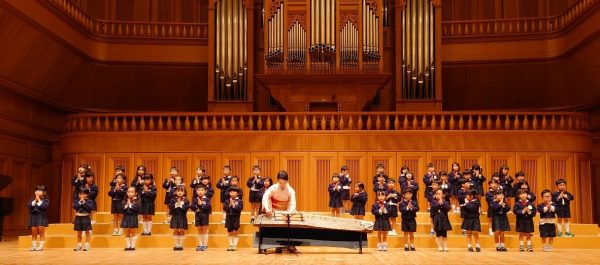 サラマンカホールで園児と箏奏者が共演